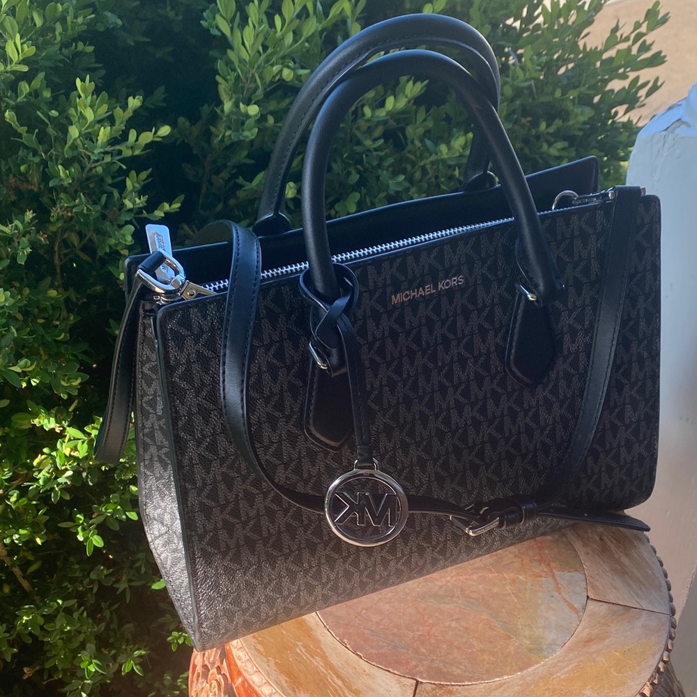 🖤Michael Kors Sheila Medium Center Zip Satchel Bag Color: Black / Silver🖤